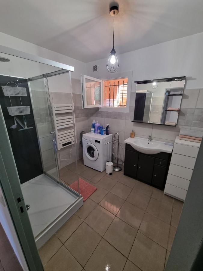 location vacances T4 bas de villa Toulon Extérieur photo